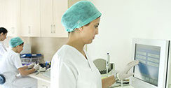 Mujer en laboratorio